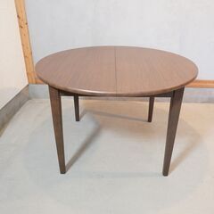 dinos(ディノス)取り扱いの伸長式ダイニングテーブルです。通常時は