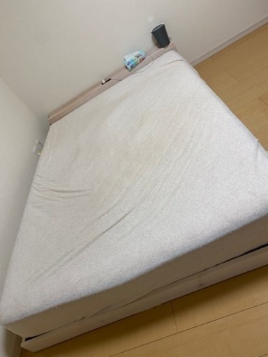 ダブルベッド　マットレス付き