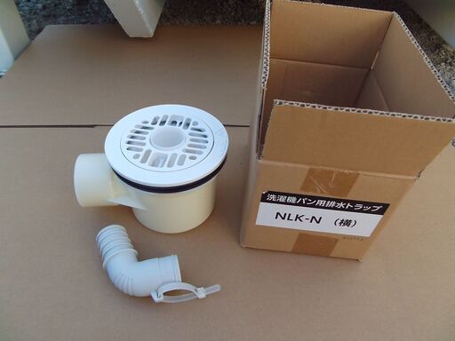 建築資材（設備用）洗濯機パン用排水トラップ、アングル止水栓、目皿です