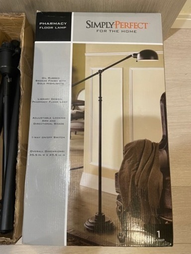 米軍基地で購入済みのフロアランプ(126cm)  新品同様　組み立て簡単　元値が6000円位の品ですが3000円でお譲り致します。