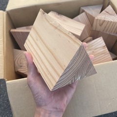 カラマツの三角柱箱一個分