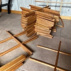 輸入住宅の窓ガラスの木枠の画像