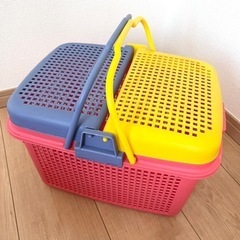ピクニックバスケット　昭和レトロ　ブルー　イエロー　ピンク　プラスチック製の画像