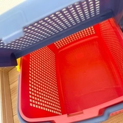 ピクニックバスケット　昭和レトロ　ブルー　イエロー　ピンク　プラスチック製の画像