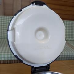 真空保温調理器サーモスシャトルシェフ
KPM-2500 シャンパンゴールドの画像