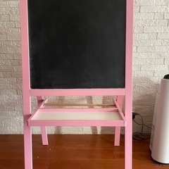 IKEAのイーゼル　ピンク