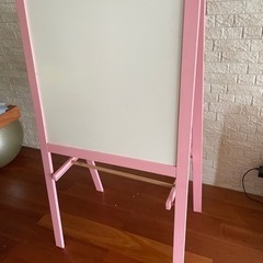 IKEAのイーゼル　ピンクの画像