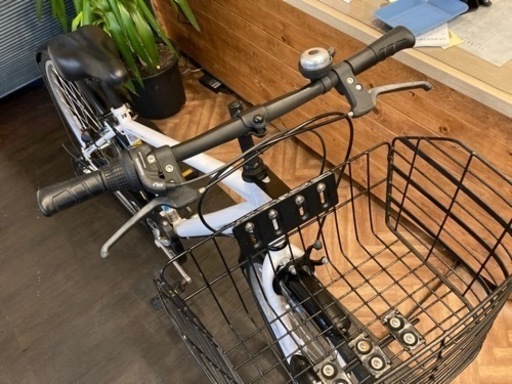 【チェーン新品！】LEDオートライト　6段変速　シティクロス　27インチ自転車　マットホワイト