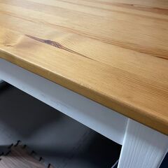 四角いテーブルの画像