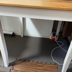 四角いテーブルの画像