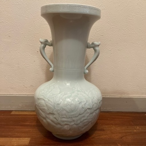 樋渡陶六作　青白磁　牡丹彫耳付花瓶