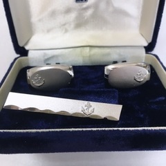 カフスとネクタイピンのセットの画像