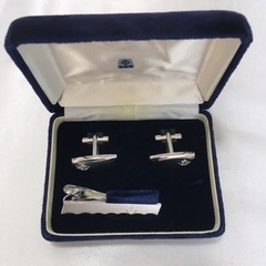 カフスとネクタイピンのセット