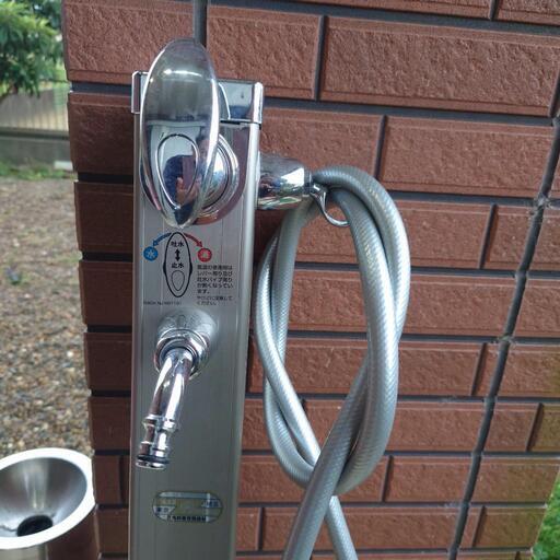 外の水道の柱混合水栓、水、お湯