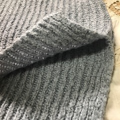 水色タートルネックセーターの画像