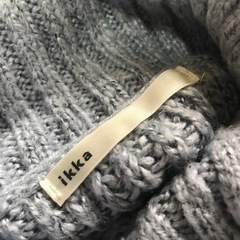 水色タートルネックセーターの画像