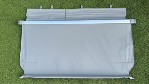 （美品）プリウスアルファの後部トランクのバイザー（目隠し）