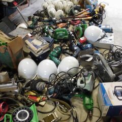 電動工具、キャスター、ゴルフクラブはすべて 1 つのロットに入れ...