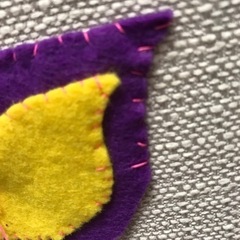 ホワイトチェアー椅子肘掛け付きの画像