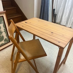 無印良品のパイン材の学習机と<無印>おまけの折りたたみ椅子