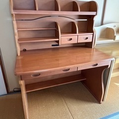 子供が使用していた木製学習机です。の画像