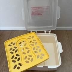 ピジョン消毒ケース　と　新品の哺乳類2本の画像