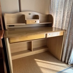 子供が使用していた木製の学習机です。綺麗です。