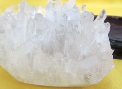 水晶 クラスター 置物 原石 台あり 1.3kg パワーストーン 札幌市北区屯田