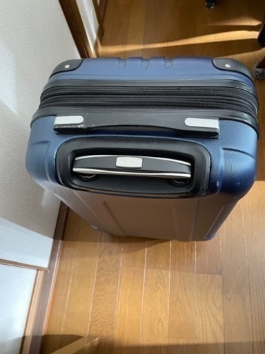 紺色キャリーケース。4駒。キャリーバッグ。鍵無しです。が番号鍵で使用出来ます。大きさ約56×22×33。荷物量が増えた時はチャックで簡単に大きくなって便利です。