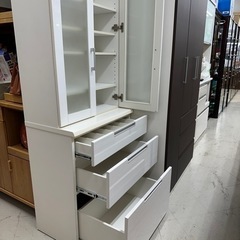  完売致しました‼️🌻住まいの助っ人🌻🉐🌻激安価格🉐挑戦中🌻🉐食器棚　ホワイトの画像