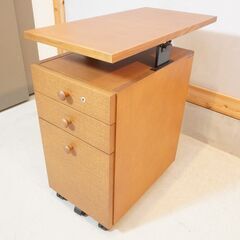 karimoku(カリモク)のデスクワゴンです。オーク材のナチュラルな質感と