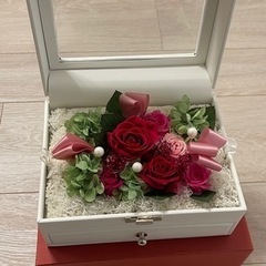 プリザーブドフラワー　白の箱の画像