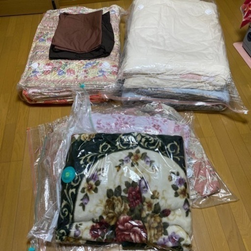 敷布団4組、毛布2枚、羽根掛け1枚、カバー2枚