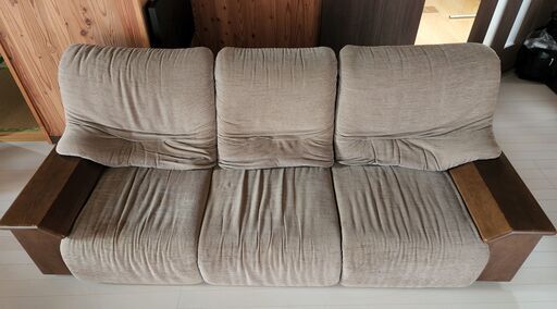 【取りに来て頂ける方限定です】カリモク　ソファ（3人掛け）