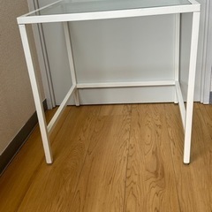 IKEAガラステーブルの画像