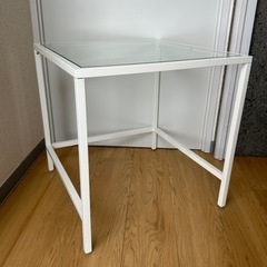 IKEAガラステーブルの画像