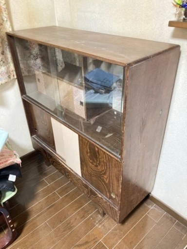 昭和レトロな収納棚 食器やオブジェ、下部には書類なども