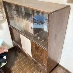 昭和レトロな収納棚 食器やオブジェ、下部には書類なども
