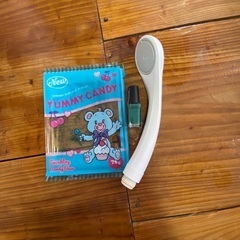 シャワーヘッド、未開封マニキュア、レシート入れ