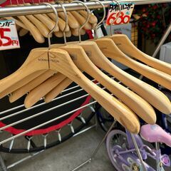 ▼リサイクルショップだいえい　木製 ハンガー　５本 55円　