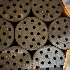 練炭コンロと練炭の画像