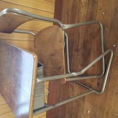  レトロ 学校の机と椅子  コンパクトな机の画像