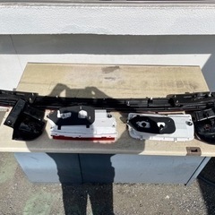 【未使用品】51エルグランド後期ハイウェイスター　テール５点セット　0012の画像