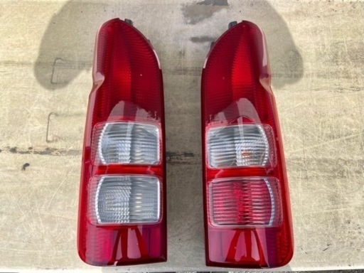 200系ハイエース　純正テール　リアフォグ付き 0014