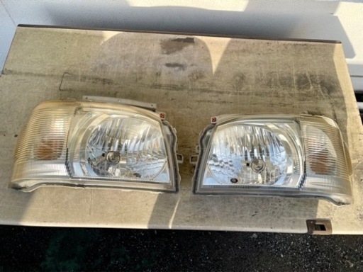 200系ハイエース　純正ヘッドライト　0016