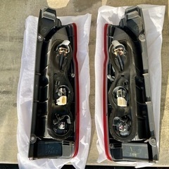 200系ハイエース　純正テール左右セット　0015の画像