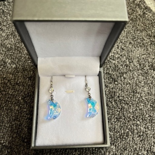 ピアス 月