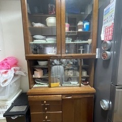 木製食器棚の画像