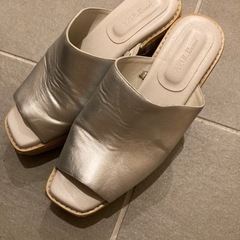 サンダル、服などの画像