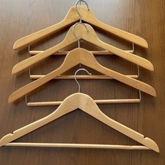 美品！スーツに最適な木製のハンガー　4本セット